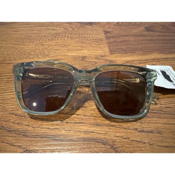 Quay Polarized Square Frame Sunglasses Women’s Smoke Tinted Lenses NWT main image 6